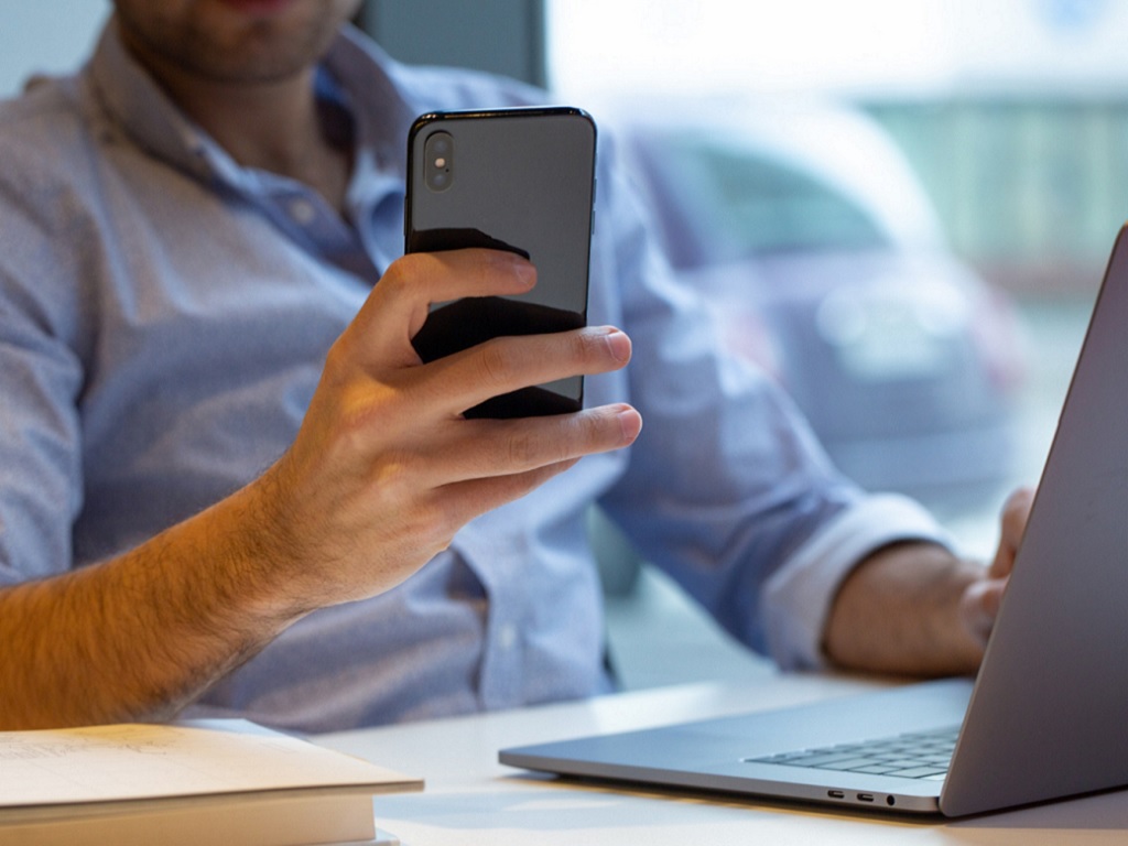 Whatsapp e la messaggistica scritta e vocale: mezzi ansiogeni e modalità veloci per ROVESCIARE sull’altro le proprie urgenze.